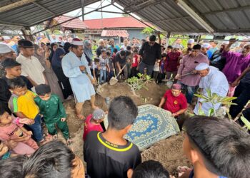 ORANG ramai hadir pada majlis pengebumian jenazah Mohammad Fahmi Hafiz Mohammad Fakhruddin, 10, di Tanah Perkuburan Islam Kampung Permatang Binjai, Penaga, Pulau Pinang hari ini.-UTUSAN/SITI NUR MAS ERAH AMRAN