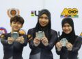 SKUAD berbasikal wanita trek negara, Nurul Akhma Atiqah Ahmed Haizan, Nur Umairah Qhaisara Zulfikha dan Sawda Hasbullah bergambar bersama pingat perak acara pecut berpasukan remaja pada Kejohanan Berbasikal Trek Asia (ACC) 2025 di Velodrom Nasional Nilai, hari ini. - UTUSAN/AMIR KHALID