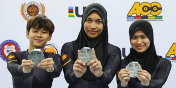 SKUAD berbasikal wanita trek negara, Nurul Akhma Atiqah Ahmed Haizan, Nur Umairah Qhaisara Zulfikha dan Sawda Hasbullah bergambar bersama pingat perak acara pecut berpasukan remaja pada Kejohanan Berbasikal Trek Asia (ACC) 2025 di Velodrom Nasional Nilai, hari ini. - UTUSAN/AMIR KHALID