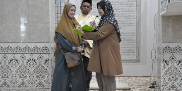 Tan Mei Paik (kiri) mengucapkan dua kalimah syahadah yang dipimpin Che Siti Nuraisyah Che Suhaimi sambil disaksikan oleh Zolkifly Md. Lazim di Masjid Permatang Janggus, Permatang Pauh, Pulau Pinang.