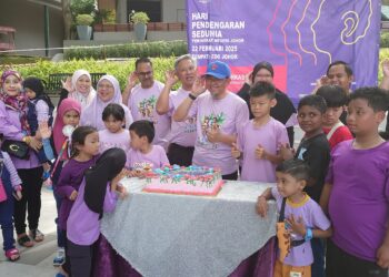 DR. Mohtar Pungut (tengah bertopi) bergambar bersama kanak-kanak yang menerima implan koklea semasa Sambutan Hari Pendengaran Sedunia Peringkat Negeri Johor di Zoo Johor, di sini hari ini.