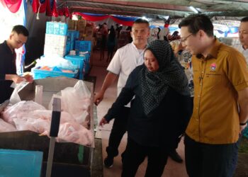 PENGERUSI Jawatankuasa Pelaburan , Perdagagaan , Hal Ehwal Pengguna Dan Sumber Manusia Negeri Johor Lee Ting Han (kanan) bersama   Lilis Saslinda  Pornomo, (dua dari kanan) Pengaràh KPDN Negeri Johor menunjukan telor dan barangan lain dengan Sesi Walkabout Program Jualan  Ramah Salam Ramadhan 2025 ,di  Tapak Pasar Khamis Kampung Sungai Tiram, Ulu Tiram, Johor Bahru , hari ini. Gambar: Baazlan Ibrahim.