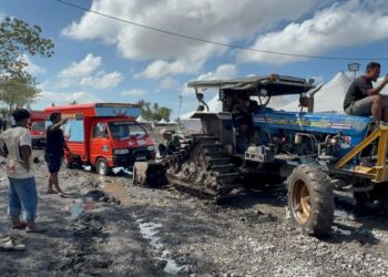 BANTUAN jentera pembajak menarik keluar kenderaan yang terkandas di tapak Pesta Angin Timur 2025 di Kampung Lat Seribu, Tambun Tulang, Perlis semalam. -UTUSAN/ASYRAF MUHAMMAD