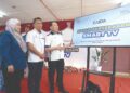 MOHD. Annuar Zaini memotong riben pada Smart TV yang disumbangkan oleh UDA Holdings Berhad pada Majlis Penyerahan Smart TV di Sekolah Kebangsaan Raja Dihilir Ekram, Ipoh.
– MINGGUAN/MUHAMAD NAZREEN SYAH MUSTHAFA