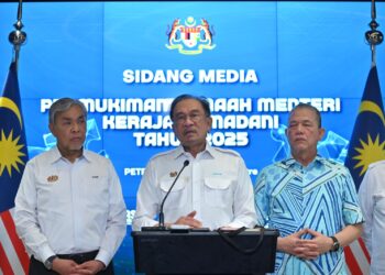 ANWAR Ibrahim pada sidang akhbar Pemukiman Jemaah Menteri Kerajaan Madani Tahun 2025 di Bangi, Selangor hari ini.-UTUSAN/SYAKIR RADIN.