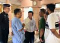 CHOW Kon Yeow (tengah) ketika singgah di Jabatan Perubatan Forensik, Hospital Pulau Pinang (HPP) malam ini.