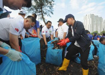 ONN HAFIZ Ghazi bersama sukarelawan membersihkan tebing sungai di Kampung Bakar Batu, Johor Bahru, Johor. - UTUSAN/RAJA JAAFAR ALI