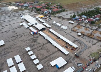 TINJAUAN dari udara pemandangan lokasi berlangsungnya PAT yang digenangi air dan diselimuti lumpur tebal berikutan hujan lebat di Kampung Lat Seribu, Arau, Perlis. - UTUSAN/IZLIZAN OTHMAN