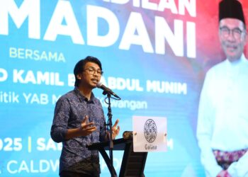 MUHAMMAD Kamil Abdul Munim berucap pada Majlis Makan Malam Semarak Keadilan Kita MADANI di Ipoh semalam. - UTUSAN/MUHAMAD NAZREEN SYAH MUSTHAFA