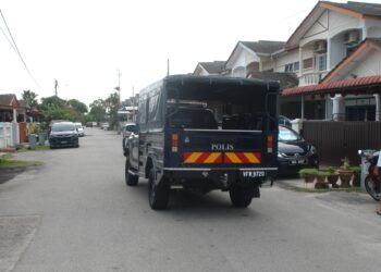 KENDERAAN polis membawa mayat seorang wanita yang dipercayai dibunuh di Taman Seri Mangga Seksyen 1, Melaka. - UTUSAN/AMRAN MULUP