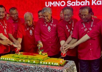 AHMAD Zahid Hamidi (tengah) bersama pimpinan UMNO yang lain memotong kek sebagai simbolik majlis sambutan Ulang Tahun UMNO ke-34 di Kompleks Sukan Tawau, hari ini.