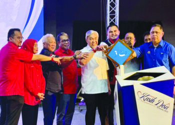 AHMAD Zahid Hamidi (tengah) menyempurnakan penutupan Program Sentuhan Kasih Desa di Kompleks Sukan Tawau semalam.