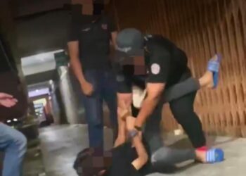 TANGKAP layar yang menunjukkan seorang lelaki dipukul dalam kejadian di Taman Cherang, Kota Bharu, Kelantan pada Jumaat.