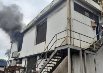 KEBAKARAN di bilik jana kuasa di sebuah kilang elektronik di Kawasan Perindustrian Tangga Batu, Melaka.