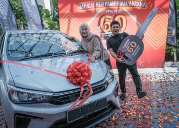 NORLIYANA Nasir bersama suami gembira memenangi Perodua Bezza 1.0 ketika majlis Penyampaian Hadiah Pemenang Kempen 60 Tahun PKNS di Galeri Jualan Selangor Valley (SCV), Cyberjaya. - UTUSAN/FAIZ ALIF ZUBIR