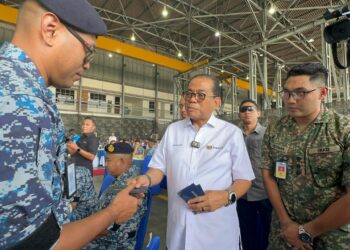 MOHAMED Khaled (tengah) menyampaikan sumbangan sempena lawatan kerjanya ke Pangkalan Udara Butterworth, Pulau Pinang hari ini.-UTUSAN/SITI NUR MAS ERAH AMRAN