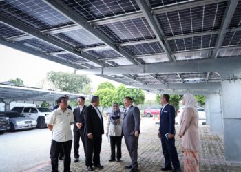 ALEXANDER Nanta Linggi melihat  projek solar ketika majlis penyerahan projek pemasangan sistem fotovolta suria (Grid Connected PV System) di Kompleks Ibu Pejabat Jabatan Kerja Raya Negeri Selangor - UTUSAN/SADDAM YUSOFF