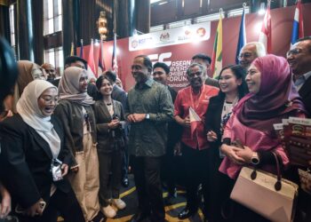 ZAMBRY Abdul Kadir beramah mesra dengan hadirin pada AEF2025 di Petaling Jaya, Selangor. – UTUSAN/M. FIRDAUS M. JOHARI