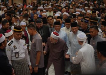 ANWAR Ibrahim bersama Imam Masjid Al-Aqsa, Sheikh Dr. Ekrima Sa'id Sabri ketika hadir menunaikan solat maghrib pada Majlis Ilmu Madani di Masjid Putra, di Putrajaya. - UTUSAN/FAISOL MUSTAFA