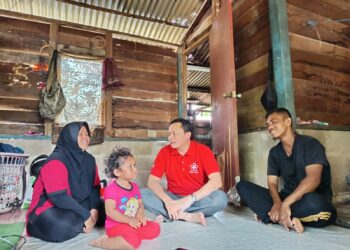 MOHD. Nazree Mohd. Yunus (tengah)  bertemu pasangan suami isteri yang tinggal di sebuah rumah uzur di Kampung Ulu Chembong, Rembau-UTUSAN/NOR AINNA HAMZAH