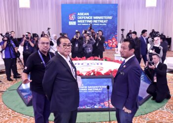 MOHAMED Khaled Nordin (depan, dua dari kiri) pada pada sesi Pemukiman Menteri-Menteri Pertahanan ASEAN (ADMM) di Batu Feringghi, Pulau Pinang hari ini. - UTUSAN/IQBAL HAMDAN