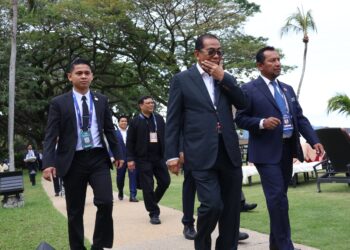 MOHAMED Khaled Nordin (dua dari kiri) pada pada sesi Pemukiman Menteri-Menteri Pertahanan ASEAN (ADMM) di Batu Feringghi, Pulau Pinang hari ini. - UTUSAN/IQBAL HAMDAN