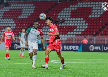 Tchetche Kipre (kiri) cuba merampas bola dari pemain KDN FC pada aksi Liga Super di Stadium Sultan Muhammad IV, Kota Bharu, Kelantan sebentar tadi-IHSAN KELANTAN DARUL NAIM FOOTBALL CLUB