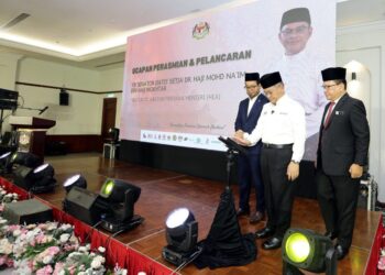 MOHD. Na'im Mokhtar ketika melancarkan program Ihya’ Ramadan peringkat kebangsaan di Putrajaya. -UTUSAN/MOHD HUSNI MOHD NOOR