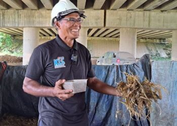 MOHD. NAWI Mamat menunjukkan produk inovasi FRB untuk makanan haiwan ternakan.