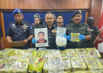 MOHD. Yusoff Mamat (tengah) menunjukkan gambar suspek dan dadah yang dirampas Batalion 7 PGA semasa sidang media di Ibu Pejabat Polis Kontinjen (IPK) Kelantan di Kota Bharu, Kelantan hari ini-UTUSAN/YATIMIN ABDULLAH.