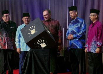 ANWAR Ibrahim  melakukan gimik peluncuran Bulan Wakaf Kebangsaan Tahun 2025 di PICC Putrajaya. -UTUSAN/FAISOL MUSTAFA