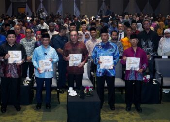 ANWAR Ibrahim bersama Menteri di Jabatan Perdana Menteri (Hal Ehwal Agama), Datuk Dr Mohd Na'im Mokhtar menunjukkan buku Laporan Impak Wakaf selepas meluncurkan Bulan Wakaf Kebangsaan Tahun 2025 di Putrajaya. - UTUSAN/FAISOL MUSTAFA