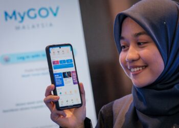 PEGAWAI Jabatan Digital Negara, Nur Aina Nabilah Musbah menunjukkan aplikasi MyGov yang baru dilancarkan selepas Majlis Peluncuran Garis Panduan Pengadaptasian Kecerdasan Buatan (AI) Sektor Awam di Putrajaya. - UTUSAN/FAIZ ALIF ZUBIR