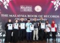 MOHD na'im (tengah) ketika menghadiri Majlis pengiktirafan Malaysia Book Of Record (MBOR) kepada Ayam Gepuk Pak Gembus semalam.