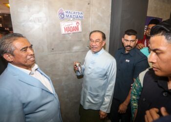 ANWAR Ibrahim meletakkan logo Singgah MADANI pada Majlis Peletakan Logo di Restoran Nasi Kandar Ali Maju Putrajaya. - UTUSAN/FAIZ ALIF ZUBIR