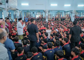 ANWAR Ibrahim berucap di hadapan pelajar selepas menunaikan solat Jumaat di Masjid Sekolah Sultan Alam Shah di Putrajaya. - UTUSAN/FAIZ ALIF ZUBIR