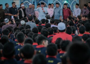 ANWAR Ibrahim berucap di Masjid Sekolah Sultan Alam Shah di Putrajaya. - UTUSAN/FAIZ ALIF ZUBIR