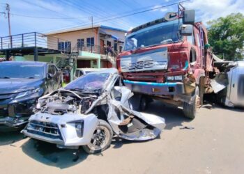 KENDERAAN yang mengalami kerosakan akibat dirempuh sebuah lori yang hilang kawalan di depan SK Tansau, Putatan, Sabah.