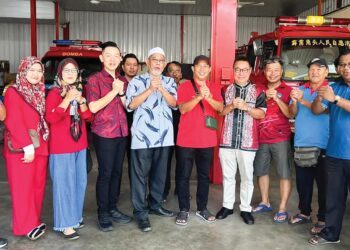 ABDUL Yunus Jamahri (tengah)  pada program bersama rakyat di Parit Buntar, baru -baru ini. – MINGGUAN