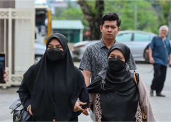 IBU bapa kepada Zayn Rayyan Abdul Matin, Zaim Ikhwan Zahari dan Ismanira Abdul Manaf hadir di Kompleks Mahkamah Petaling Jaya bagi perbicaraan kes anaiya dan abai kanak-kanak austisme, semalam. 
– UTUSAN/AMIR KHALID