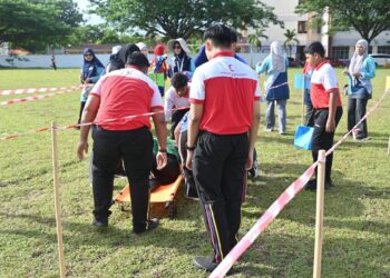 PELAJAR lelaki rebah dan tidak sedarkan diri selepas melepasi garisan penamat ketika menyertai larian merentas desa peringkat sekolah di sebuah sekolah menengah di Sungai Petani, hari ini.