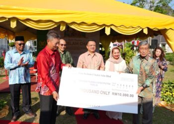 TUANKU Syed Faizuddin Putra Jamalullail (tiga dari kanan) dan Tuanku Dr. Hajah Lailatul Shahreen Akashah Khalil (dua dari kanan) berkenan menyaksikan penyerahan sumbangan kepada YTSP di Gua Kelam Chalet, Padang Besar, Perlis. -UTUSAN