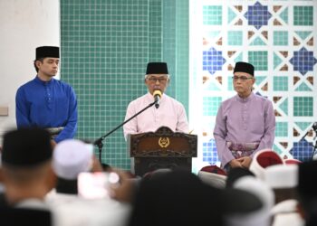 AL-SULTAN Abdullah menyampaikan titah pada Majlis Himpunan Pahang Bermunajat Raja Berdaulat di Masjid Negeri Sultan 1, Kuantan, Pahang. - UTUSAN/SHEIKH AHMAD RAZIF