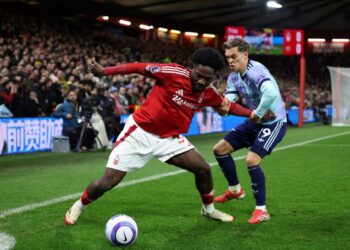 Pemain pertahanan Nottingham Forest,  Ola Aina (kiri) diasak pemain Arsenal, Leandro Trossard dalam aksi liga di The City Ground, Nottingham, pagi ini. - AFP