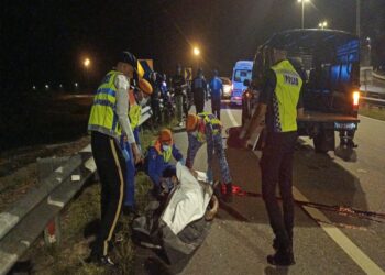 PASUKAN penyelamat  menutup mayat Erie Junaidi Othman Radzi yang maut dalam kemalangan berhampiran Plaza Tol Kuala Dungun di Lebuhraya Pantai Timur 2, Dungun, Terengganu. - UTUSAN/NIK NUR IZZATUL HAZWANI NIK ADNAN