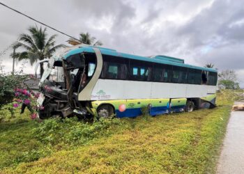 KEADAAN bas membawa 32 pelajar yang terbabas di Jalan Sungai Emas-Padang Kubu, Kijal, Kemaman, Terengganu. - UTUSAN/NIK NUR IZZATUL HAZWANI NIK ADNAN