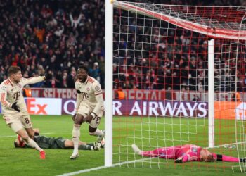 Alphonso Davies (dua dari kiri) menjaringkan gol penyamaan Bayern Munich menentang Celtic dalam aksi play-off kedua Liga Juara-Juara di Munich, pagi ini. - AFP