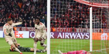 Alphonso Davies (dua dari kiri) menjaringkan gol penyamaan Bayern Munich menentang Celtic dalam aksi play-off kedua Liga Juara-Juara di Munich, pagi ini. - AFP