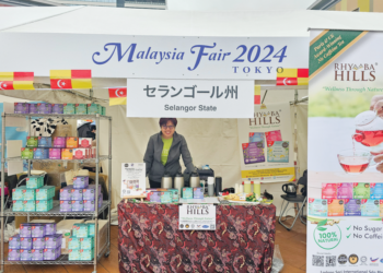 CIINNDEY Wong mempromosikan produk minuman botani Rhymba Hills pada Pameran Malaysia di Tokyo.