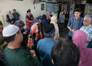 AL-SULTAN Abdullah Ri'ayatuddin Al-Mustafa Billah Shah ketika mencemar duli menziarahi keluarga mangsa kes bunuh di Hospital Tengku Ampuan Afzan (HTAA) Kuantan, Pahang.